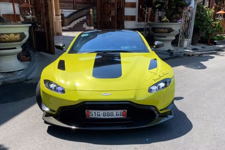 Chiếc xe cuối cùng trong danh sách là Aston Martin V8 Vantage – mẫu xe từng được đánh giá là phiên bản độ ấn tượng nhất của dòng xe này tại Việt Nam. Xe được trang bị gói bodykit chính hãng từ đội đua Aston Martin Racing (AMR), cùng bộ mâm đa chấu 3 mảnh của thương hiệu Strasse, dòng SV10M Deep Concave FS, sơn đen bóng.