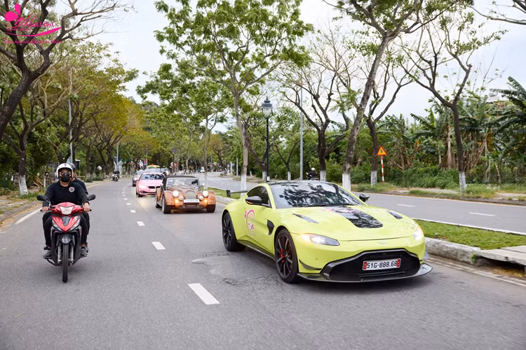 Porsche 911 Turbo S (mã 992) được xem là “làn gió mới” trong bộ sưu tập thiên về siêu xe hiệu suất cao và xe siêu sang của Hoàng Kim Khánh. Xe được đưa về vào giữa năm 2023. Dù giá chính xác của chiếc xe này không được tiết lộ, nhưng theo bảng giá từ đại lý chính hãng, Porsche 911 Turbo S tại Việt Nam có giá khởi điểm khoảng 16,5 tỷ đồng.