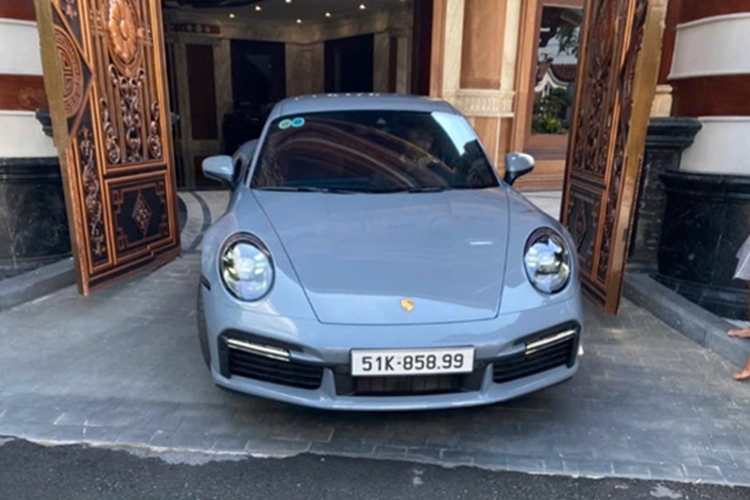Porsche 911 Turbo S (mã 992) được xem là “làn gió mới” trong bộ sưu tập thiên về siêu xe hiệu suất cao và xe siêu sang của doanh nhân Hoàng Kim Khánh. Xe được đưa về vào giữa năm 2023. Dù giá chính xác của chiếc xe này không được tiết lộ, nhưng theo bảng giá từ đại lý chính hãng, Porsche 911 Turbo S tại Việt Nam có giá khởi điểm khoảng 16,5 tỷ đồng.