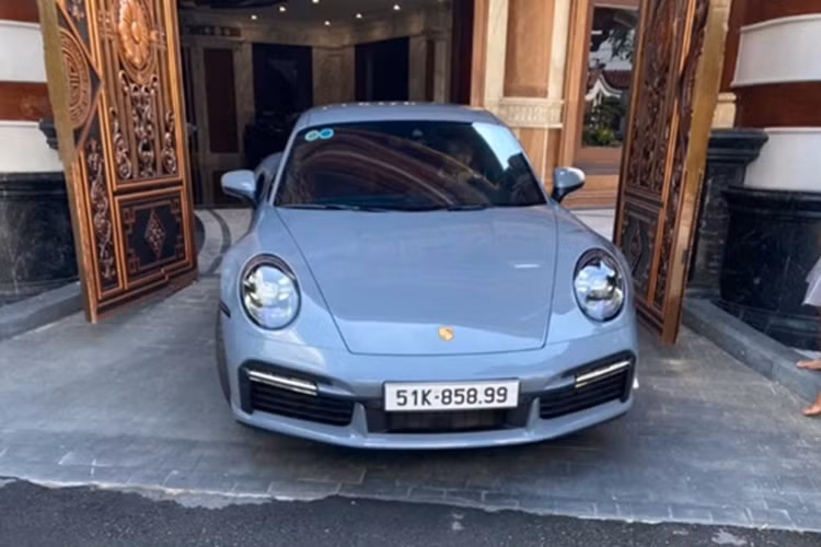 Porsche 911 Turbo S (mã 992) được xem là “làn gió mới” trong bộ sưu tập thiên về siêu xe hiệu suất cao và xe siêu sang của doanh nhân Hoàng Kim Khánh. Xe được đưa về vào giữa năm 2023. Dù giá chính xác của chiếc xe này không được tiết lộ, nhưng theo bảng giá từ đại lý chính hãng, Porsche 911 Turbo S tại Việt Nam có giá khởi điểm khoảng 16,5 tỷ đồng.
