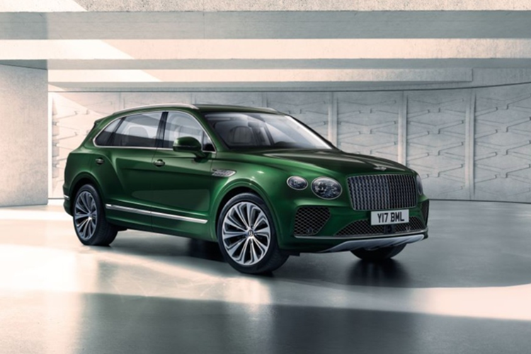 Bentley Bentayga Atelier Edition 2025 mới là mẫu xe đặc biệt nhằm kỷ niệm 10 năm ra mắt dòng SUV siêu sang Bentayga, một trong những mẫu xe thành công nhất của thương hiệu Anh quốc. Về tổng thể ngoại hình, Bentayga Atelier Edition không có sự khác biệt lớn so với phiên bản tiêu chuẩn.