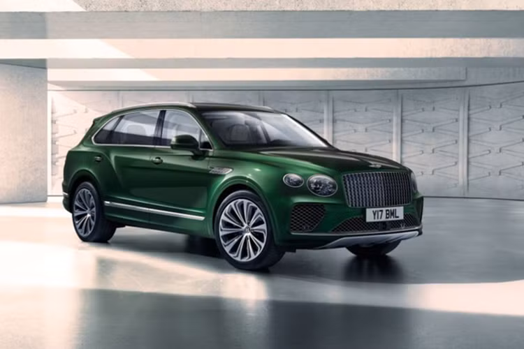  Bentley Bentayga Atelier Edition 2025 mới là mẫu xe đặc biệt nhằm kỷ niệm 10 năm ra mắt dòng SUV siêu sang Bentayga, một trong những mẫu xe thành công nhất của thương hiệu Anh quốc. Về tổng thể ngoại hình, Bentayga Atelier Edition không có sự khác biệt lớn so với phiên bản tiêu chuẩn.