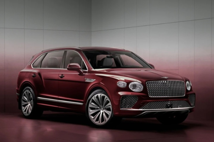 Tuy nhiên, Bentley đã thực hiện một số tinh chỉnh nhỏ để tạo dấu ấn cho phiên bản đặc biệt này. Phần đầu xe nổi bật với lưới tản nhiệt dạng mắt xéo đặc trưng được thay thế bằng thiết kế thanh dọc mạ chrome bóng bẩy. Hốc gió bên hông tích hợp logo Atelier Edition, nhấn mạnh tính cá nhân hóa và độc quyền.