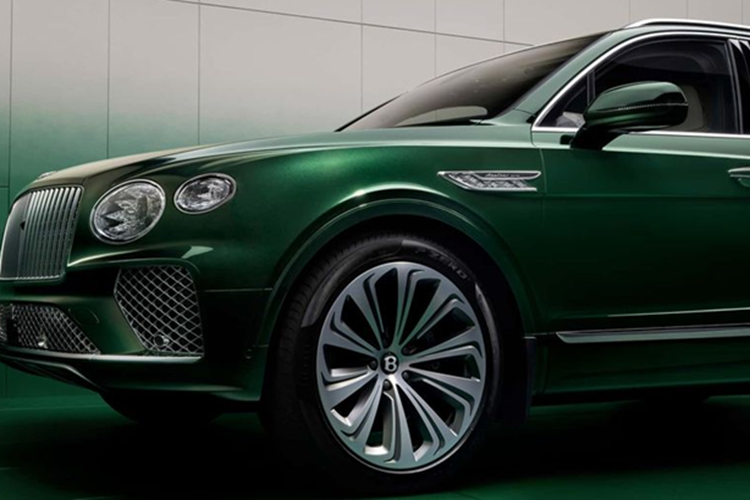 Mâm xe SUV Bentley Bentayga Atelier Edition siêu sang dạng đa chấu 22 inch được thiết kế tinh xảo, đi kèm logo Bentley chính giữa. Bên trong khoang cabin, cấu hình chỗ ngồi và phong cách thiết kế quen thuộc trên Bentayga tiêu chuẩn vẫn được giữ nguyên, với các chất liệu da cao cấp và chi tiết ốp gỗ thủ công.