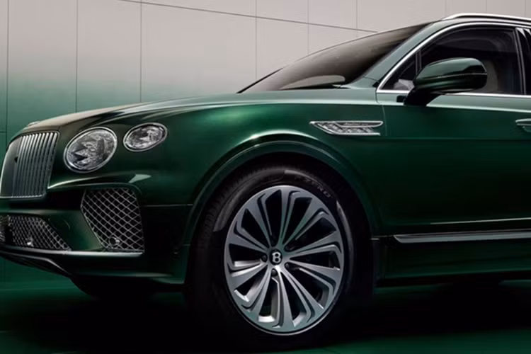 Mâm xe SUV Bentley Bentayga Atelier Edition siêu sang dạng đa chấu 22 inch được thiết kế tinh xảo, đi kèm logo Bentley chính giữa. Bên trong khoang cabin, cấu hình chỗ ngồi và phong cách thiết kế quen thuộc trên Bentayga tiêu chuẩn vẫn được giữ nguyên, với các chất liệu da cao cấp và chi tiết ốp gỗ thủ công.