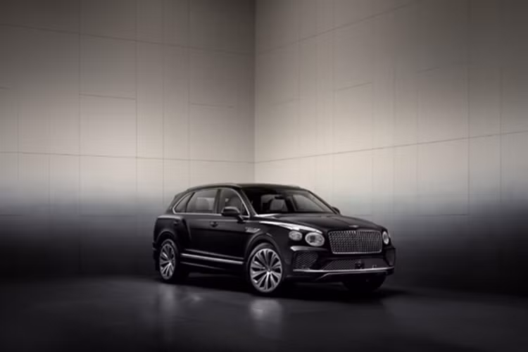 Bentley Bentayga Atelier Edition được trang bị khối động cơ V8 4.0L tăng áp kép, sản sinh công suất 542 mã lực. Nhờ đó, xe có khả năng tăng tốc ấn tượng và đạt vận tốc tối đa khoảng 290 km/h, một con số đáng nể đối với một chiếc SUV có trọng lượng lớn.