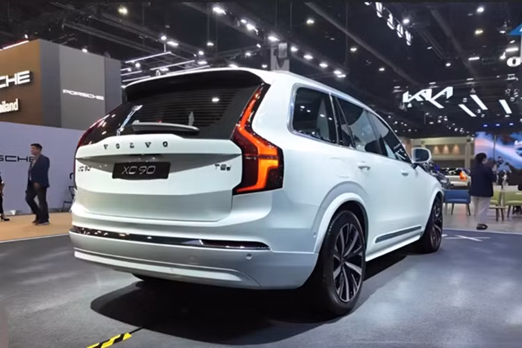 Volvo XC90 xuất hiện tại BIMS 2025 được trang bị hệ truyền động plug-in hybrid T8 cho tổng công suất 455 mã lực và mô-men xoắn cực đại 709 Nm kèm pin 14,7 kWh. Xe có thể đi được 70 km chỉ bằng động cơ điện.