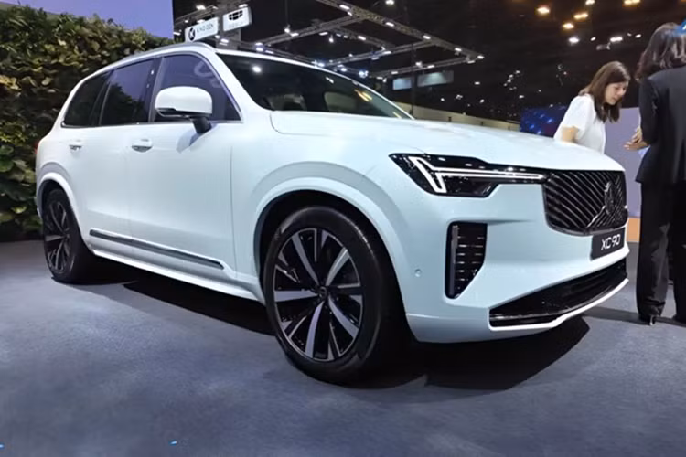 Cụm đèn chiếu sáng vẫn mang hình dáng "búa Thor" đặc trưng nhưng giờ đây đã được thiết kế thon gọn, hiện đại hơn. Hốc hút gió và cản trước được làm lại giúp tổng thể đầu xe SUV Volvo XC90 2025 mang hơi hướng một chiếc xe thuần điện.