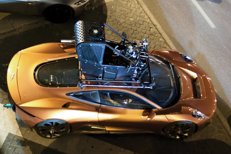 Đặc biệt hơn, đây là phiên bản "pod car" với vị trí người lái đóng thế đặt trên phần mui xe, giúp diễn viên chính có thể tập trung biểu đạt cảm xúc mà không phải trực tiếp cầm lái. 