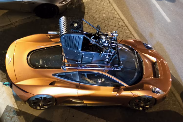 Đặc biệt hơn, đây là phiên bản "pod car" với vị trí người lái đóng thế đặt trên phần mui xe, giúp diễn viên chính có thể tập trung biểu đạt cảm xúc mà không phải trực tiếp cầm lái. 