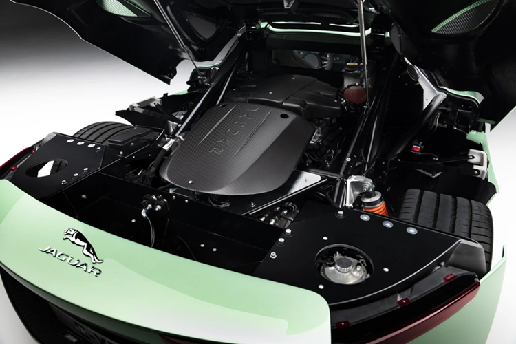 Bảng đồng hồ kỹ thuật số được hoàn thiện với một lớp kính acrylic bảo vệ, trong khi tất cả các nút điều khiển khác, bao gồm cả nút khởi động, được đặt tại trần xe. 