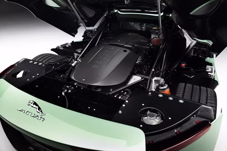 Bảng đồng hồ kỹ thuật số được hoàn thiện với một lớp kính acrylic bảo vệ, trong khi tất cả các nút điều khiển khác, bao gồm cả nút khởi động, được đặt tại trần xe. 