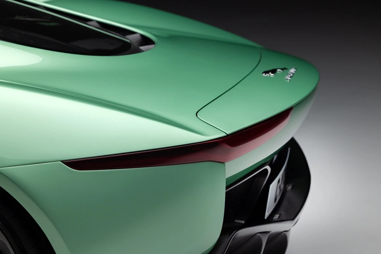 Các chi tiết được hoàn thiện khác bao gồm viền cửa sổ bằng nhôm phay xước, lưới tản nhiệt kim loại đánh bóng và nắp bình xăng được thiết kế riêng kết hợp các vân carbon. CALLUMdesigns còn bổ sung hệ thống khí động học chủ động mới cho chiếc xe. 