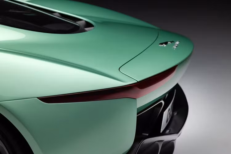 Các chi tiết được hoàn thiện khác bao gồm viền cửa sổ bằng nhôm phay xước, lưới tản nhiệt kim loại đánh bóng và nắp bình xăng được thiết kế riêng kết hợp các vân carbon. CALLUMdesigns còn bổ sung hệ thống khí động học chủ động mới cho chiếc xe. 