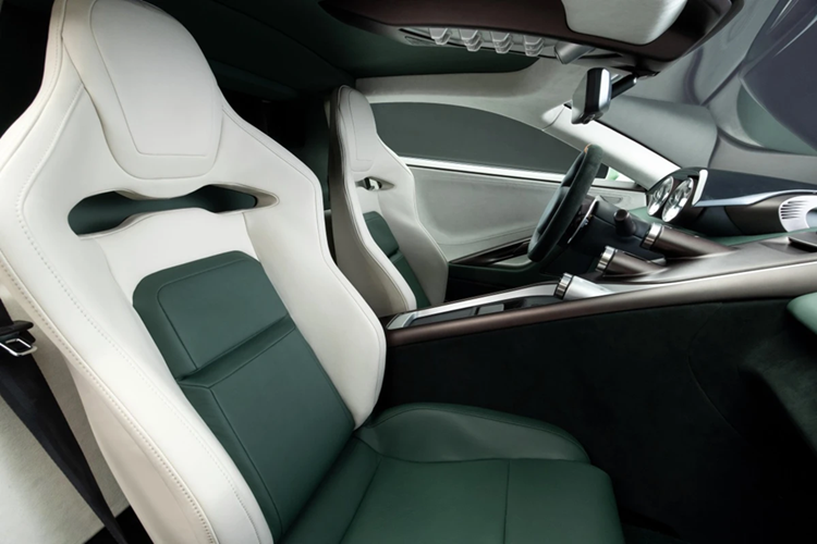 Thay thế cho sự thực dụng của một chiếc xe đua, CALLUMdesigns đã nâng cấp nội thất của Jaguar C-X75 với nhiều trang bị tiện nghi, hỗ trợ việc sử dụng hàng ngày. 