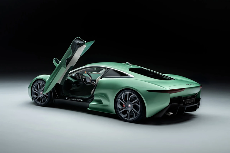 Bộ mâm đa chấu 20 inch ở cầu trước và 21 inch ở cầu sau được giữ nguyên từ phiên bản concept xuất hiện trong bộ phim, đi kèm lốp Michelin Pilot Sport 4S. Số lượng Jaguar C-X75 được sản xuất chính xác là bao nhiêu chiếc vẫn còn gây nhiều tranh cãi. 