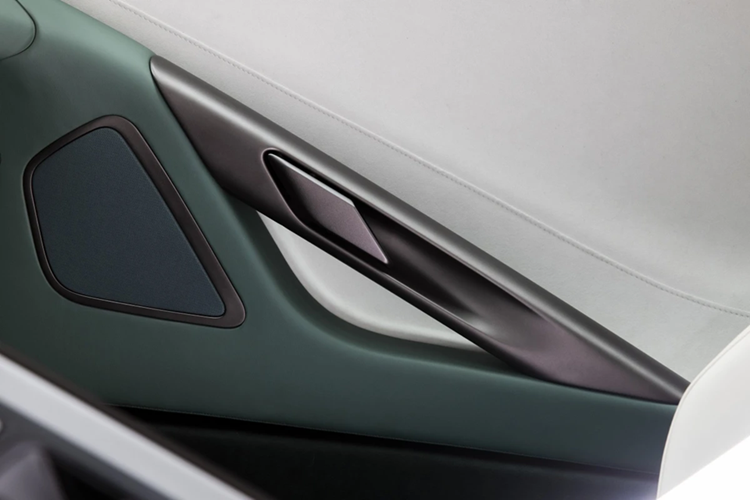 Ghế ngồi thoải mái bọc da Bridge of Weir màu xanh lá và kem, được chia tách bởi một đường “waterline” mạnh mẽ và năng động nghiêng 40° chạy xuyên qua khoang lái. Được thiết kế hướng người lái, 3 phím xoay điều khiển phản hồi xúc giác tích hợp màn hình hiển thị cảm ứng thay thế cho bảng điều khiển đầy nút bấm trên phiên bản cũ. 