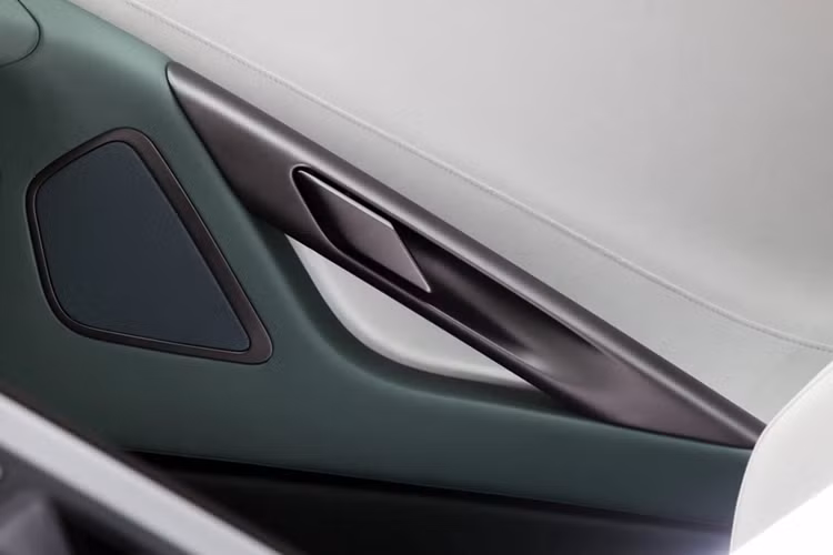 Ghế ngồi thoải mái bọc da Bridge of Weir màu xanh lá và kem, được chia tách bởi một đường “waterline” mạnh mẽ và năng động nghiêng 40° chạy xuyên qua khoang lái. Được thiết kế hướng người lái, 3 phím xoay điều khiển phản hồi xúc giác tích hợp màn hình hiển thị cảm ứng thay thế cho bảng điều khiển đầy nút bấm trên phiên bản cũ. 