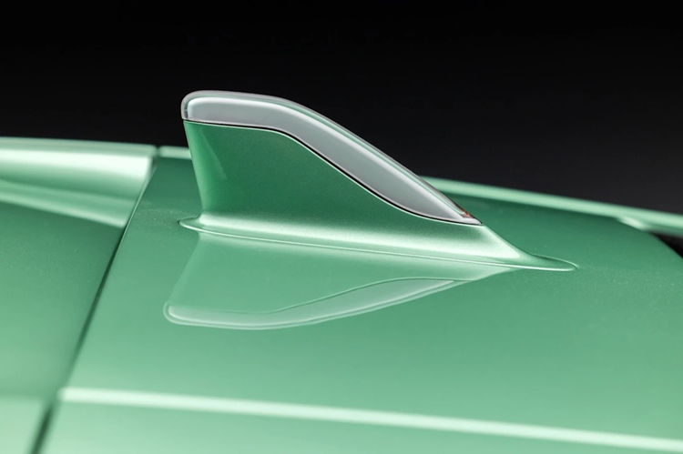 Các nghệ nhân của CALLUMdesigns đã tốn hơn 1.000 giờ lao động để tinh chỉnh lại phần thân vỏ và làm hẹp các khe hở, vốn không được chú trọng trên bản concept. 