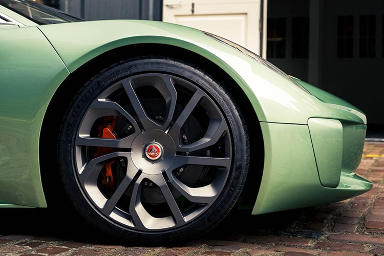 Hộp số transaxle 6 cấp Ricardo cũng được CALLUMdesigns thay thế bằng hộp số ly hợp kép 7 cấp với phần mềm quản lý mới, bên cạnh hệ thống nâng gầm thủy lực cầu trước. 