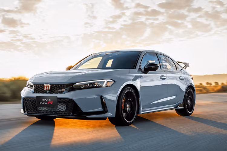 Dự kiến, Honda sẽ bắt đầu sản xuất một mẫu sedan điện và một SUV điện cỡ lớn thuộc dòng 0 Series vào năm 2026. Đây sẽ là những mẫu xe đầu tiên sử dụng nền tảng khung gầm riêng biệt dành cho xe điện, trước khi ra mắt thêm 5 mẫu xe điện khác.