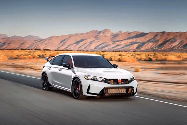 Dựa trên các nguyên mẫu 0 Series mà Honda ra mắt gần đây tại triển lãm CES 2025 ở Las Vegas (Mỹ), chuyên trang CarBuzz tin rằng những dòng xe điện hóa của Honda trong tương lai sẽ có thể sở hữu sức mạnh ngang ngửa nhiều mẫu xe thể thao hàng đầu hiện nay.