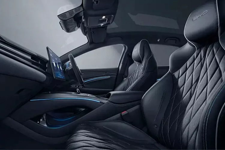 Mạnh nhất là phiên bản Performance với 2 mô-tơ điện và hệ dẫn động 4 bánh toàn thời gian AWD. Mô-tơ điện nằm trên cầu trước tạo ra công suất tối đa 215 mã lực và mô-men xoắn cực đại 310 Nm. Hai con số tương ứng của mô-tơ điện phía sau là 313 mã lực và 360 Nm. Tổng cộng, phiên bản Performance mạnh 530 mã lực và 670 Nm.