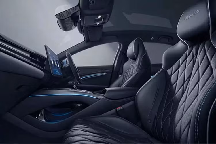 Mạnh nhất là phiên bản Performance với 2 mô-tơ điện và hệ dẫn động 4 bánh toàn thời gian AWD. Mô-tơ điện nằm trên cầu trước tạo ra công suất tối đa 215 mã lực và mô-men xoắn cực đại 310 Nm. Hai con số tương ứng của mô-tơ điện phía sau là 313 mã lực và 360 Nm. Tổng cộng, phiên bản Performance mạnh 530 mã lực và 670 Nm.