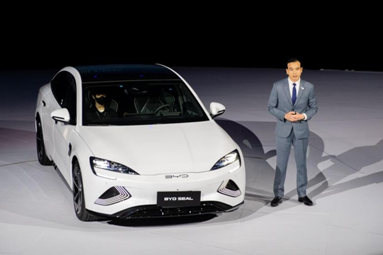 Thời gian sạc pin từ 0-100% bằng sạc chậm AC 7 kW của phiên bản Dynamic là 8,6 giờ. Nếu dùng sạc nhanh DC 110 kW, thời gian sạc pin từ 30-80% là 32 phút. Với 2 phiên bản Premium và Performance, thời gian sạc chậm AC là 15,2 giờ. Công suất sạc nhanh DC của 2 phiên bản này tăng lên 150 kW.