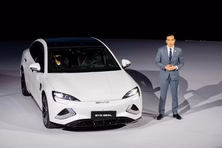 Thời gian sạc pin từ 0-100% bằng sạc chậm AC 7 kW của phiên bản Dynamic là 8,6 giờ. Nếu dùng sạc nhanh DC 110 kW, thời gian sạc pin từ 30-80% là 32 phút. Với 2 phiên bản Premium và Performance, thời gian sạc chậm AC là 15,2 giờ. Công suất sạc nhanh DC của 2 phiên bản này tăng lên 150 kW.