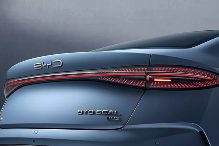 So với xe mới ra mắt thị trường Trung Quốc cách đây không lâu, phiên bản 2025 của BYD Seal dành cho Singapore không có cảm biến LiDAR trên nóc. Logo BYD vẫn giữ màu bạc thay vì chuyển sang màu đỏ như xe tại Trung Quốc.