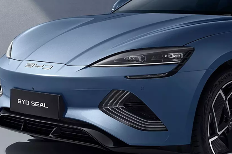 Phiên bản cập nhật của mẫu xe sedan điện BYD Seal tại thị trường Singapore sở hữu một số nâng cấp đáng chú ý như khoang hành lý phía trước (frunk) lớn hơn với dung tích tăng từ 50 lít lên 53 lít. Bên cạnh đó là bộ mâm hợp kim mới và rèm che nắng cửa sổ trời điều khiển điện.