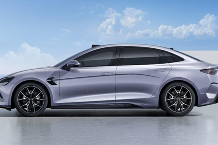 Ngoài ra, BYD Seal 2025 ở thị trường Singapore còn có những trang bị an toàn như 9 túi khí, camera 360 độ, cảm biến đỗ xe trước/sau, hệ thống kiểm soát hành trình thích ứng, phanh khẩn cấp tự động (AEB), cảnh báo lệch làn đường, hỗ trợ giữ làn khẩn cấp, cảnh báo va chạm trước, cảnh báo mở cửa, cảnh báo điểm mù, nhận diện biển báo giao thông, giới hạn tốc độ thông minh và hỗ trợ đèn pha thông minh.