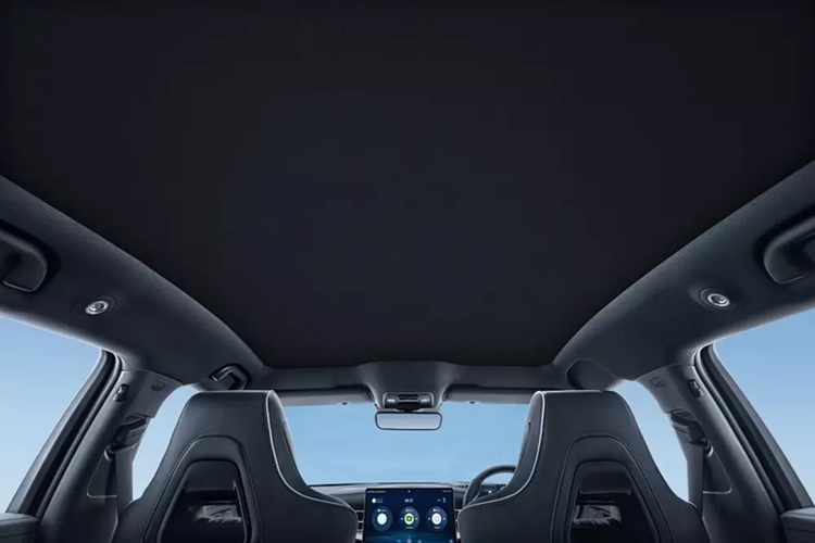 Tương tự bản Premium, BYD Seal Performance 2025 tại Singapore cũng dùng pin 82,56 kWh. Tuy nhiên, phiên bản Performance chỉ có quãng đường di chuyển 520 km sau khi sạc đầy pin. Tất cả các phiên bản đều sử dụng pin Blade của BYD và hỗ trợ tính năng V2L. Tính năng này cho phép dùng pin của BYD Seal 2025 để sạc cho các thiết bị ngoài xe.