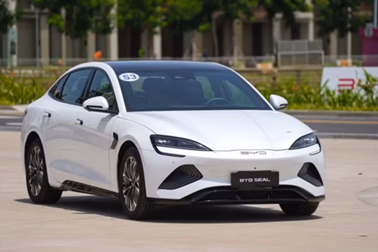 Thay đổi còn lại của BYD Seal 2025 ở thị trường Singapore là màu xám Shark Grey mới. Những màu sắc ngoại thất còn lại của xe gồm xám Atlantis Grey, trắng Aurora White và đen Cosmos Black.