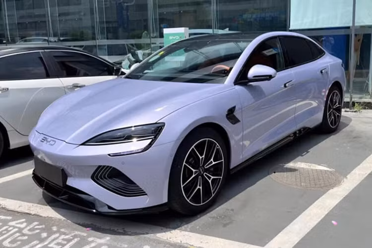 Trong khi đó, bản Premium cũng sở hữu 1 mô-tơ điện nằm trên cầu sau nhưng mạnh hơn với công suất tối đa 313 mã lực và mô-men xoắn cực đại 360 Nm. Pin của bản này có dung lượng 82,56 kWh, cho phép xe chạy hết quãng đường 570 km.