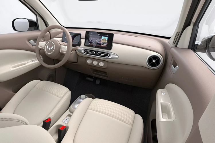 Nội thất của Wuling Mini EV thế hệ mới được nâng cấp với bảng đồng hồ taplo kỹ thuật số và màn hình cảm ứng trung tâm tách rời, phím cơ điều hòa... Việc kéo dài trục cơ sở giúp tăng không gian để chân cho khoang sau hơn.
