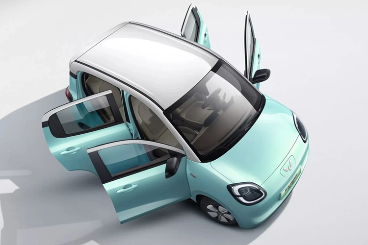 Trái với vẻ ngoài vuông vức của thế hệ thứ 2, Wuling Mini EV điện giá rẻ sở hữu ngôn ngữ thiết kế "chibi" hơn, đặc biệt khi xuất hiện cùng nhân vật chuột lang nước Capybara, vốn đang gây sốt trong giới trẻ tại quốc gia này.