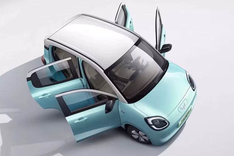 Trái với vẻ ngoài vuông vức của thế hệ thứ 2, Wuling Mini EV điện giá rẻ sở hữu ngôn ngữ thiết kế "chibi" hơn, đặc biệt khi xuất hiện cùng nhân vật chuột lang nước Capybara, vốn đang gây sốt trong giới trẻ tại quốc gia này.