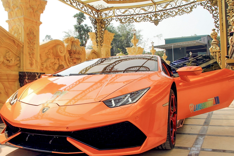 Động cơ kết hợp cùng hộp số tự động 7 tốc độ và hệ dẫn động 4 bánh toàn thời gian, nhờ đó, chiếc siêu xe Lamborghini Huracan LP610-4 chỉ mất thời gian 3,2 giây để tăng tốc từ vị trí xuất phát lên 100 km/h trước khi đạt vận tốc tối đa 325 km/h.