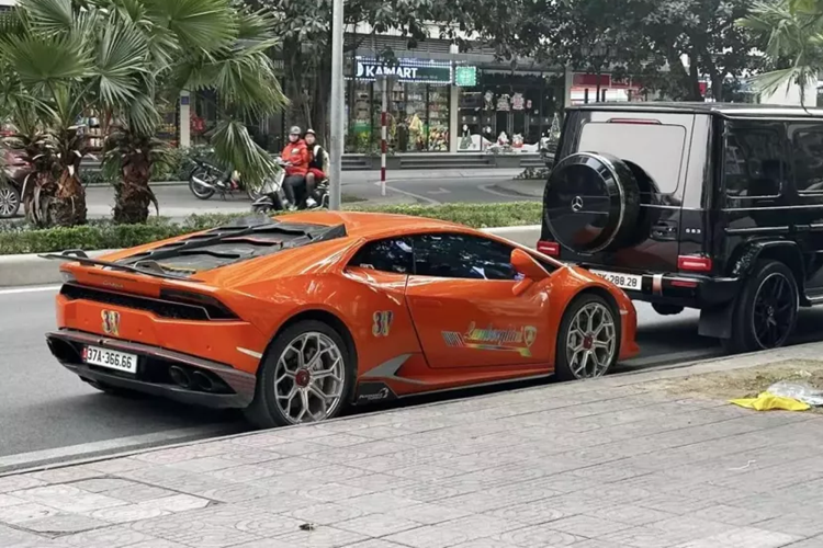 Đầu tiên là chủ xe vẫn để màu sơn nguyên bản của xe Lamborghini Huracan LP610-4 này là cam, đi kèm thêm bộ tem mới khá bắt mắt. Điểm nhấn tiếp theo chính là việc siêu bò sở hữu body kit độ carbon, với cản trước, nẹp sườn được trang bị thêm cánh lướt gió mới.