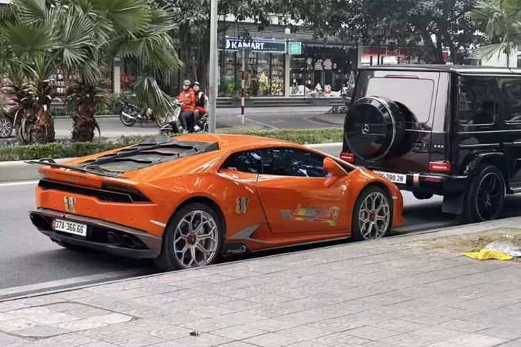 Đầu tiên là chủ xe vẫn để màu sơn nguyên bản của xe Lamborghini Huracan LP610-4 này là cam, đi kèm thêm bộ tem mới khá bắt mắt. Điểm nhấn tiếp theo chính là việc siêu bò sở hữu body kit độ carbon, với cản trước, nẹp sườn được trang bị thêm cánh lướt gió mới.