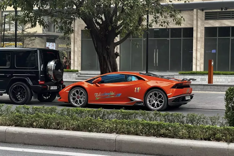 Mới đây, chiếc siêu xe Lamborghini Huracan LP610-4 hơn 8 tỷ đồng của đại gia đồng nát ở Nghệ An đã bị bắt gặp lăn bánh tại Hà Nội, ở lần này, ngoại hình của xe Lamborghini Huracan LP610-4 mang biển số 37A đã có nhiều sự thay đổi.