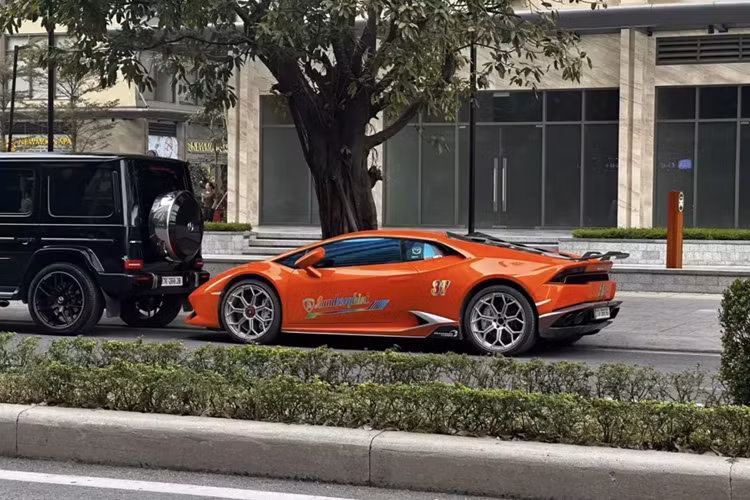 Mới đây, chiếc siêu xe Lamborghini Huracan LP610-4 hơn 8 tỷ đồng của đại gia đồng nát ở Nghệ An đã bị bắt gặp lăn bánh tại Hà Nội, ở lần này, ngoại hình của xe Lamborghini Huracan LP610-4 mang biển số 37A đã có nhiều sự thay đổi.