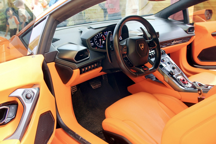 Sau cùng là cánh gió đuôi cố định giúp chiếc Lamborghini Huracan LP610-4 này trông nổi bật lên hẳn, so với thiết kê nguyên bản. Cuối cùng là chủ xe đã trang bị 4 bộ mâm từ phiên bản Lamborghini Aventador SVJ cho siêu bò này, mang đến sự mới lạ.