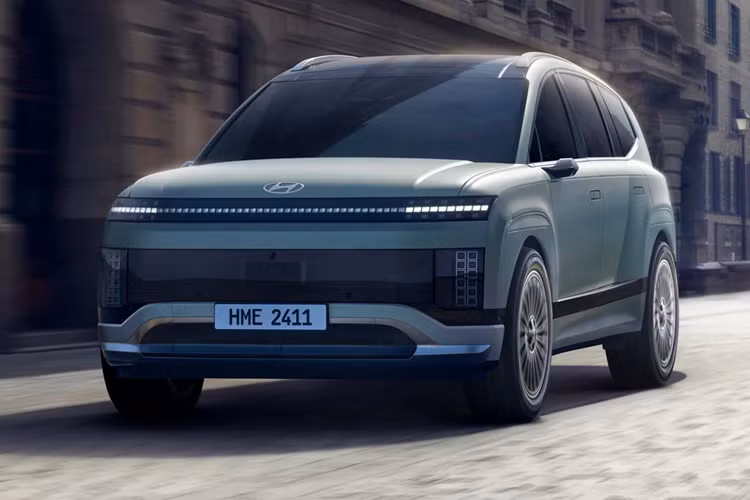 Ioniq 9 sẽ có hai cấu hình là 6 hoặc 7 chỗ và hàng ghế thứ hai có chức năng xoay, giống như EV9. Về trang bị an toàn, Hyundai Ioniq 9 sở hữu các tính năng hỗ trợ lái là: Hỗ trợ tránh va chạm phía trước, Hỗ trợ giữ làn đường, Hỗ trợ tránh va chạm tại điểm mù, Cảnh báo mở cửa an toàn, Hỗ trợ tránh va chạm với phương tiện cắt ngang phía sau và Đèn pha tự động. Xe cũng được trang bị 10 túi khí.