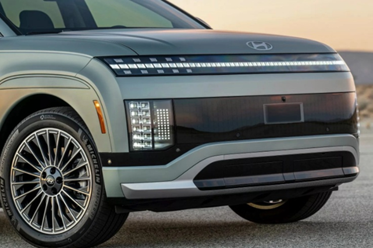 Mẫu SUV điện ba hàng ghế có các lựa chọn vành 19, 20 hoặc 21 inch và ngoại thất có tới 16 màu. Nội thất Hyundai Ioniq 9 được khẳng định vô cùng rộng rãi nhờ 2 yếu tố là chiều dài cơ sở lớn (3.130mm) và xe điện sàn phẳng. Vô lăng sử dụng khá giống Santa Fe đời mới và tích hợp một số đèn LED nhỏ để hiển thị dung lượng pin.