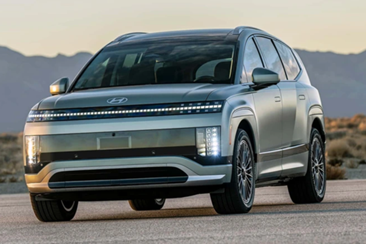 Các bản SE và SEL có công suất 303 mã lực, đi được tối đa 515 km/sạc. Ba phiên bản cao cấp mang tên "Performance" được tinh chỉnh cho khả năng vận hành mạnh mẽ hơn, với công suất lên tới 422 mã lực và phạm vi hoạt động khoảng 500 km. Hyundai cho biết phiên bản tăng tốc nhanh nhất của Ioniq 9 có thể đạt 0 - 96 km/h chỉ trong 4,9 giây.