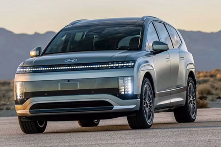 Các bản SE và SEL có công suất 303 mã lực, đi được tối đa 515 km/sạc. Ba phiên bản cao cấp mang tên "Performance" được tinh chỉnh cho khả năng vận hành mạnh mẽ hơn, với công suất lên tới 422 mã lực và phạm vi hoạt động khoảng 500 km. Hyundai cho biết phiên bản tăng tốc nhanh nhất của Ioniq 9 có thể đạt 0 - 96 km/h chỉ trong 4,9 giây.