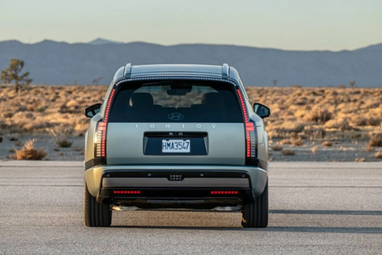 Với thiết kế hiện đại, phạm vi hoạt động ấn tượng và không gian nội thất rộng rãi, Ioniq 9 hứa hẹn sẽ là đối thủ đáng gờm với Kia EV9, Rivian R1S hay thậm chí là Tesla Model X ở tầm giá cao hơn.